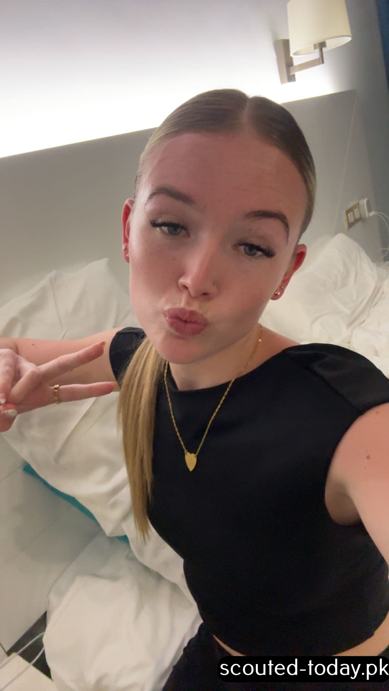 Laura Burton - Leaked - image 8