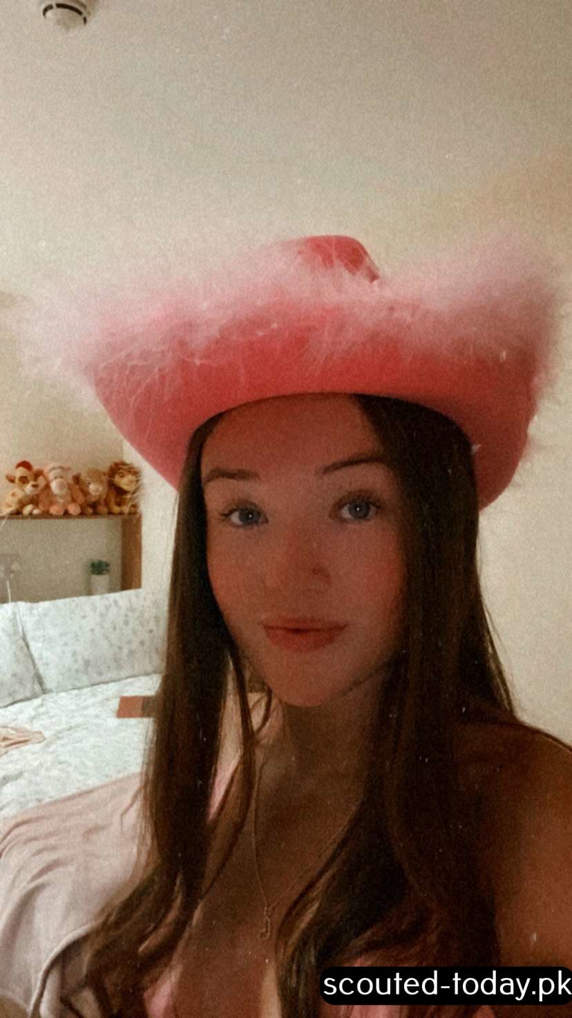 Laura Burton - Leaked - image 11