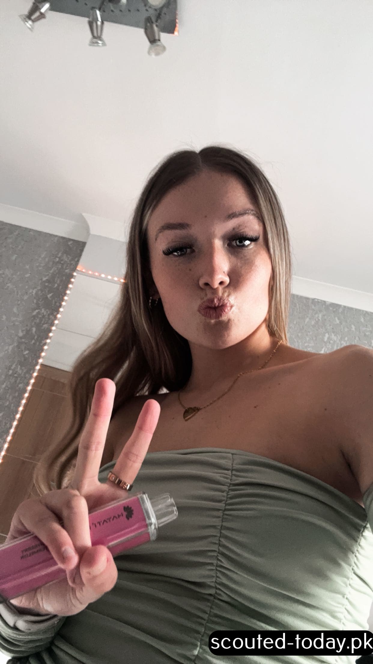 Laura Burton - Leaked - image 36